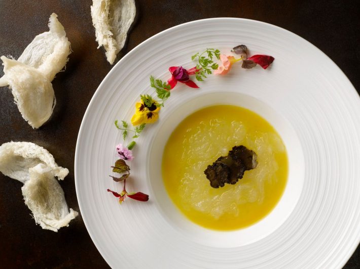 宴庭-金汤黑松露烩官燕盏.