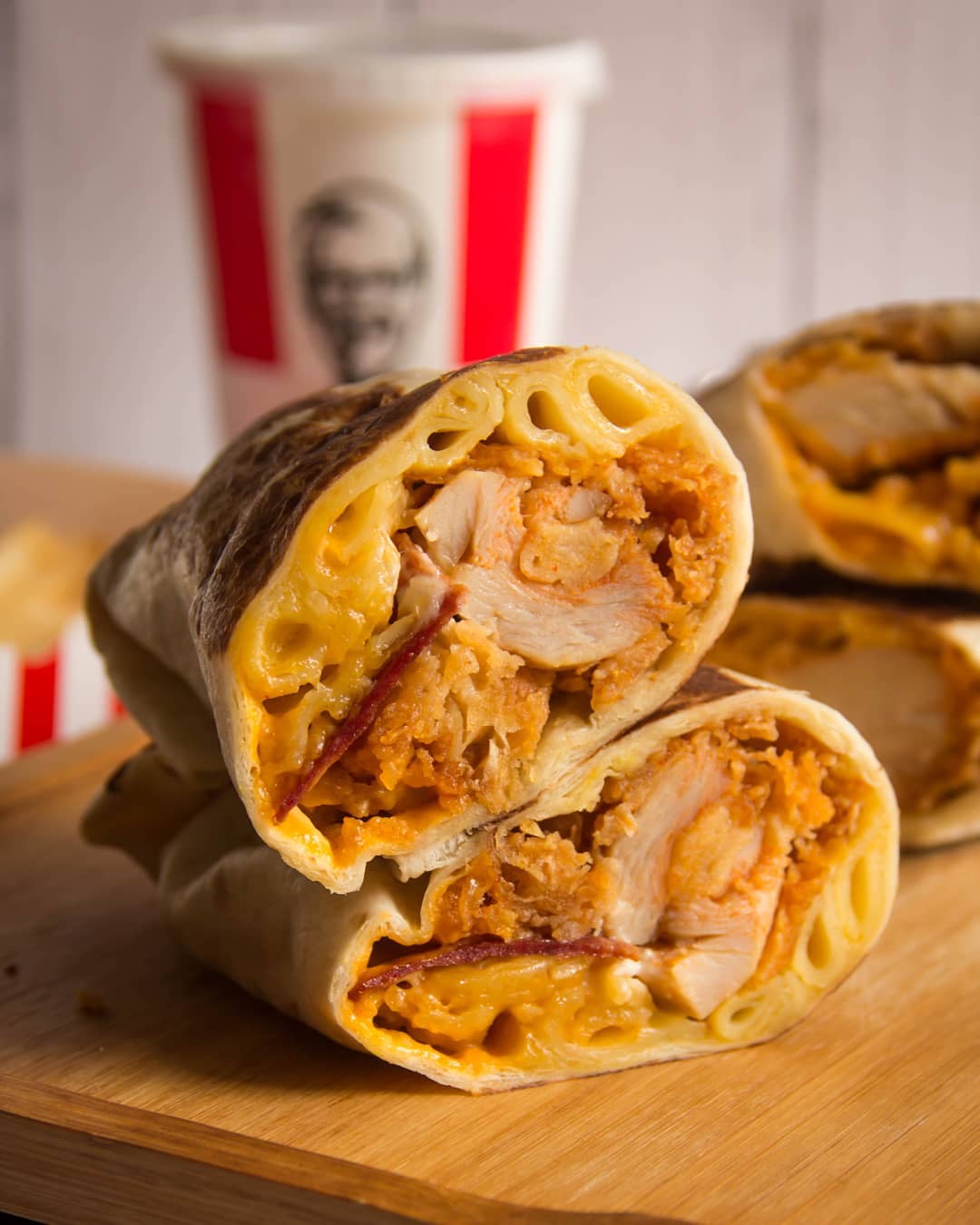 跟卡路里说再见kfc新品macncheesezingerito芝士通心粉微辣鸡柳卷饼